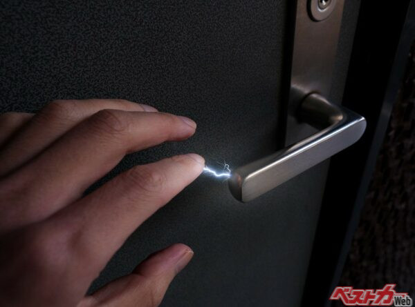 静電気が帯電した人体には、約3000ボルト以上の電圧だといわれている この電圧は蛍光灯の端を持ち、反対側を別の人にもってもらうと蛍光灯がパッと光る程の大きさだ(PHOTO:Adobe Stock_komta)