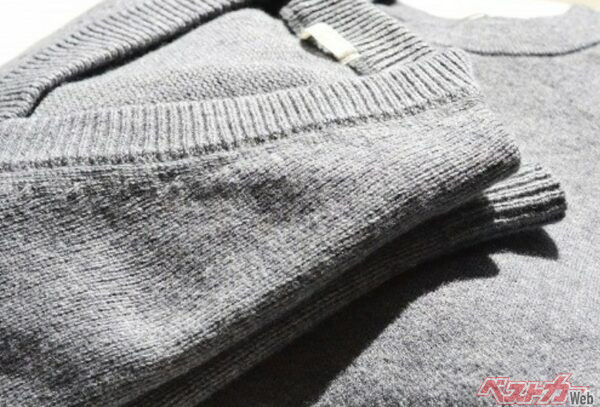 冬に静電気が起こりやすい理由が「重ね着」。アクリルやナイロンなど、ただでさえ帯電しやすい合成繊維の素材のものをさらに重ねるため、動くことでこすれあい、電気をためこんでしまう。完全に自然素材のものだけを着ることは難しいが、インナーだけでも綿素材にすると多少の効果が得られる(PHOTO:写真AC)