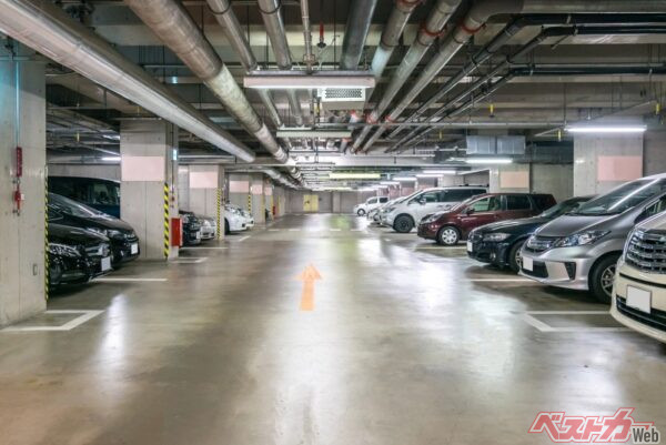 手軽で効果的なのは、地面や近くにあるコンクリートの塀や壁、木などに触れて、身体に帯電した電気を放電してしまうこと(PHOTO/Adobe Stock@vichie81)