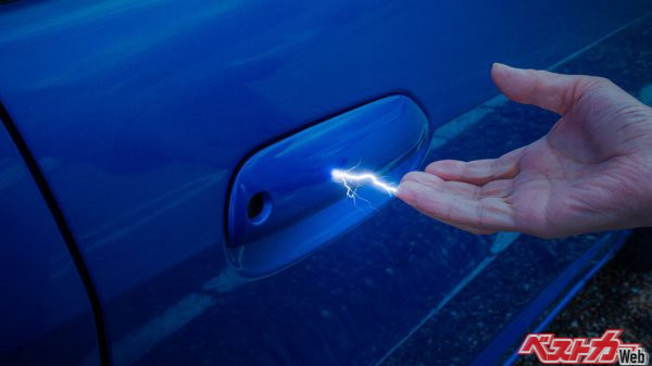 冬場に頻発！　クルマのドアノブでパチンという静電気!!　対策法あるのか？