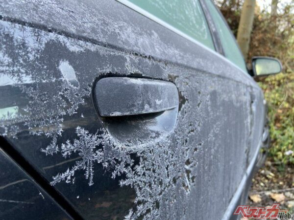 水が凍ってしまうと洗車できなくなってしまう。暖かい時間帯を狙う、ぬるいお湯を使用するなどしてボディ表面で水分が氷結することを避けるようにしよう(noxnorthy@Adobe Stock)