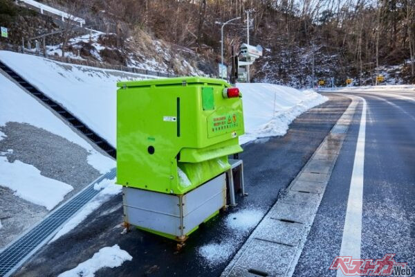 積雪地方に行くとみかける自動融雪剤(塩化カルシウム)散布機(PHOTO:写真AC)