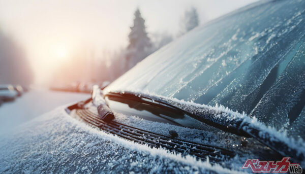 ここまで凍結していると洗車は困難だ(noxnorthy@Adobe Stock)