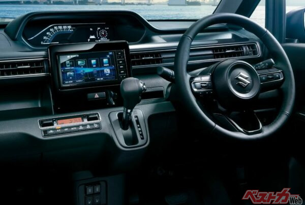 内装だって古さ感じず!! ステアリングヒーター装備はデカいゾ