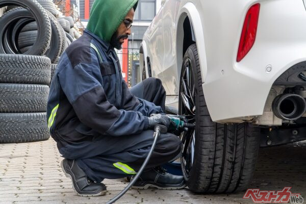 気温が下がるとタイヤ内の空気も収縮。冬は自然低下と組み合わさり、指定値を大きく下回りやすい（PHOTO：Adobe Stock_ Dmitry Presnyakov）