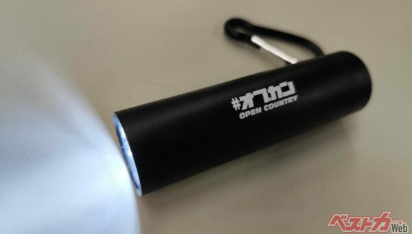 夜道はもちろんカーメンテンにも活躍。裏側にベストカーロゴも！