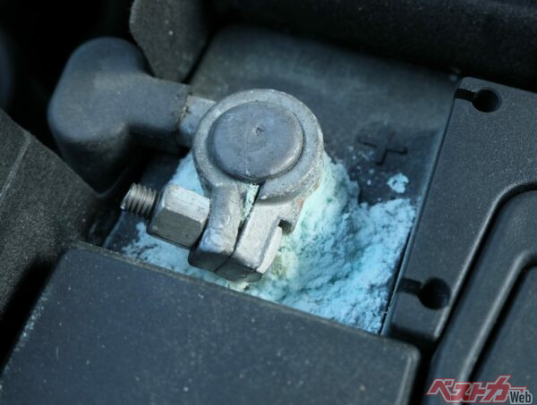 バッテリー端子に白い粉が大量に付着している状態(RYU TAKAHASHI@Adobe Stock)