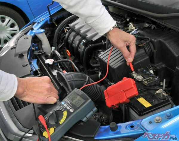 バッテリーがあがる前にディーラーや整備工場にチェックしておきたい(Dreamnikon@Adobe Stock)