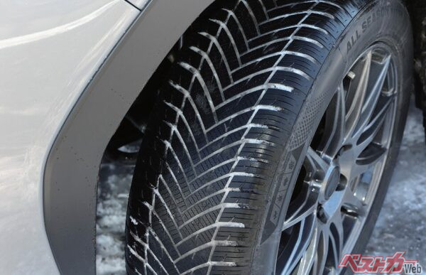 排水性と排雪性を高め、グリップ性能を引き出すVシェイプグルーブとオープンショルダーを採用