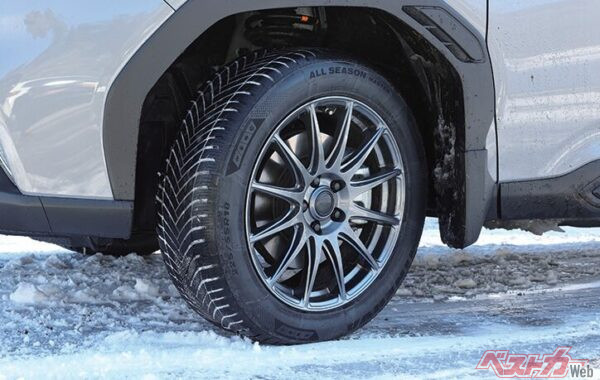 アルミホイールはファイナリストのFT-S12（1本1万6500円）のハイパーブラックだ