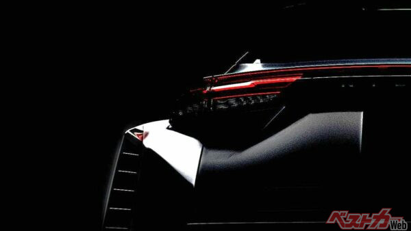 公開されたティザー画像。巨大なオーバーフェンダーを付けたノートオーラNISMOと予想。こりゃすげえ！