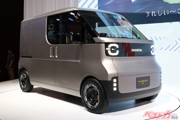 ダイハツ KAYOIBAKO-K。次世代軽商用バンのスタディモデル。ドアは左右非対称で、助手席側に大きく開く一枚のスライドドアを装備。荷物の積み下ろしや乗り降りが容易になっている