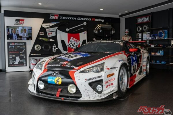 佐々木雅弘選手自身もニュルブルクリンク24時間レースに出場しており、2010年にクラス優勝したLFAが展示されていた