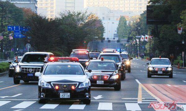 前代未聞！　アメリカ大統領専用車をエスコートしたのは“まさかのミニバン”だった