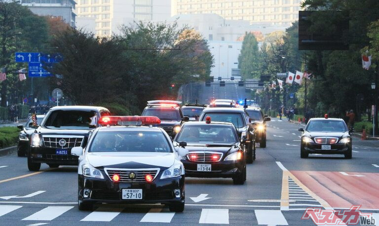 前代未聞！　アメリカ大統領専用車をエスコートしたのは“まさかのミニバン”だった