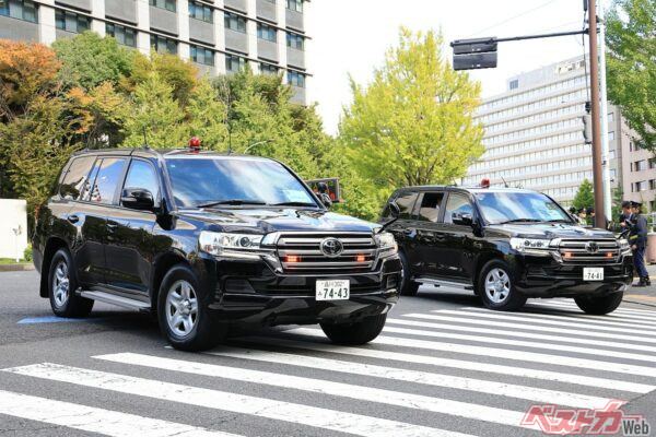 ビーストの後衛にはランクル警護車が2台配置され、鉄壁の様相を呈していた