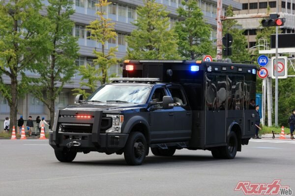 シークレットサービスHAMMERチームのフォードF550スーパーデューティー。同車は救急車がベース