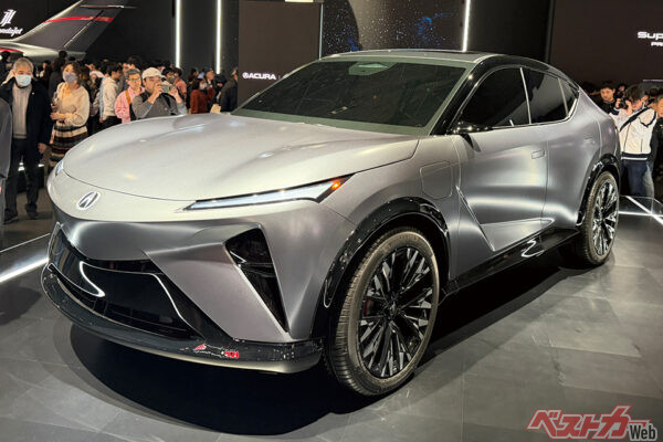 アキュラ RSX プロトタイプ。21インチの大径ホイールと短いオーバーハングで、ダイナミックかつ流麗なクーペ風のルーフラインを実現。スポーティさを極める