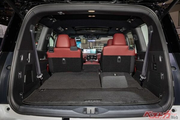 パトロールの内装。クルマにいながらまるで映画館のような空間だ