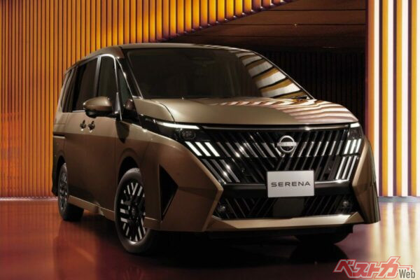 マイナーチェンジでグリルデザインが大きく変わった日産「セレナ」。横桟デザインから、斜めの縦スリットデザインとなった