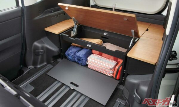 前後から荷物を収納することができる「マルチボックス」。防災用品からよく使う道具まで整理して収納が可能。天面にマットを敷けば、ベッドにも早変わりする