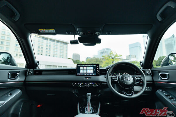 インテリアは黒を基調に、随所に赤のアクセントを加えるコーディネイトでスポーティ感と質感をアップ。ドライバーの気持ちを高める