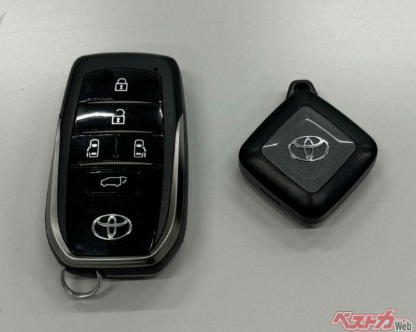 左が純正スマートキー、右がセキュリティシステムプレミアムのキー