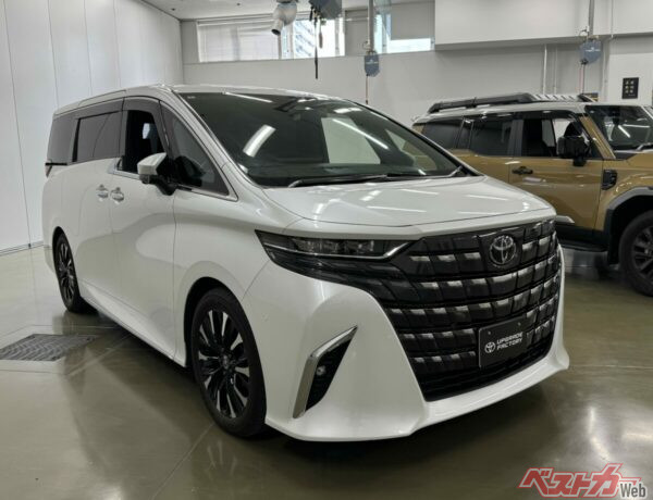 セキュリティシステムプレミアムが装着されたアルファード