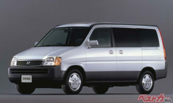 1996年に登場したホンダ初代ステップワゴン。スクエアなボディと低床が生む広い室内、ファミリー層の手も届くリーズナブルな価格を重視したモデルだった