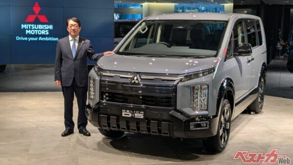 都内の三菱自動車本社ショールームで加藤社長が記者団と会見