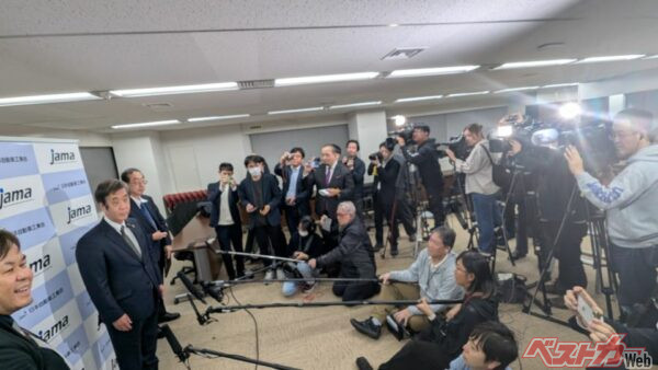 日本自動車工業会で実施された片山会長の会見。多くの記者が集まった