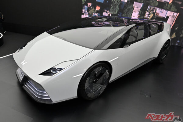 こちらは0サルーン。過激に背を低くしたデザインは、新しいトレンドになるか!?