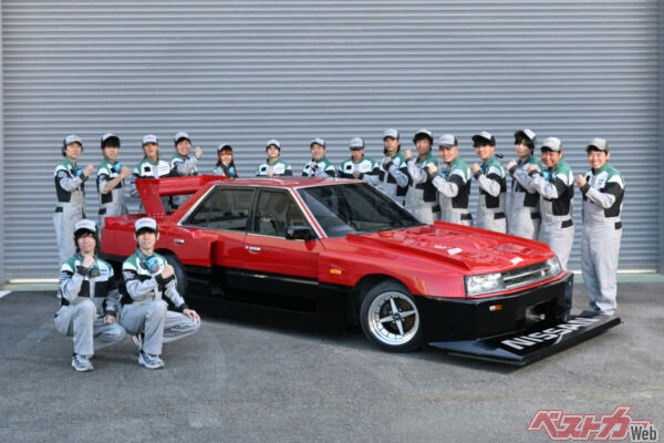 ただの再現ではない。よくみると4ドアことに気づかされる