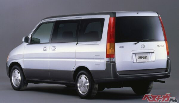 このスクエアな感じと縦型テールランプ。今のステップワゴンもまさに同じイメージで◎