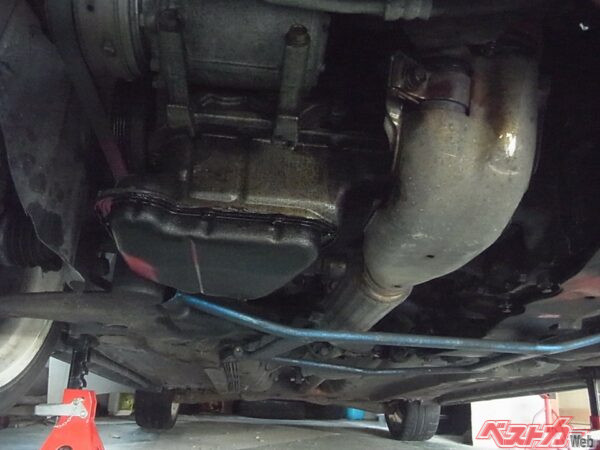 長時間乗らないとエンジンオイルは下がってしまうので、特に古いクルマの場合は必ずしも暖気運転は必要ないとはいえない（写真AC）