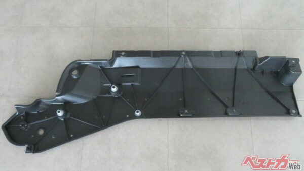 車両底部に装着するボディアンダーカバー。ここに使用する。写真は小島プレス工業株式会社提供