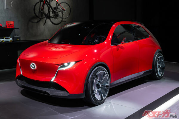 全長3825mmで現行マツダ2より255mmも短いビジョンXコンパクト。内燃機関を想定