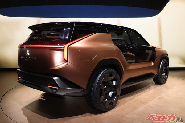 観音開きドアに3列6人乗りのシートレイアウト。キャンプトレーラーを牽引するアピールも