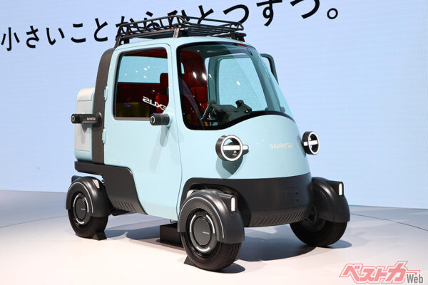 ミゼットX。ドアはヒンジがBピラー側にあり90度近くまで開くので乗り降りも楽チン。三人乗り