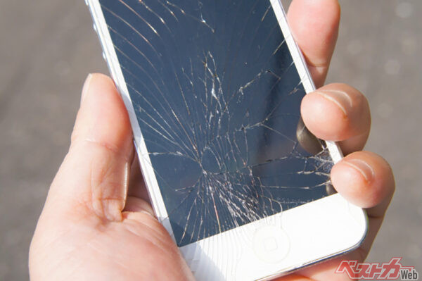 上位クレジットカードの特約の個人賠償責任保険は、他人のスマホを誤って壊した時に有効なこともある