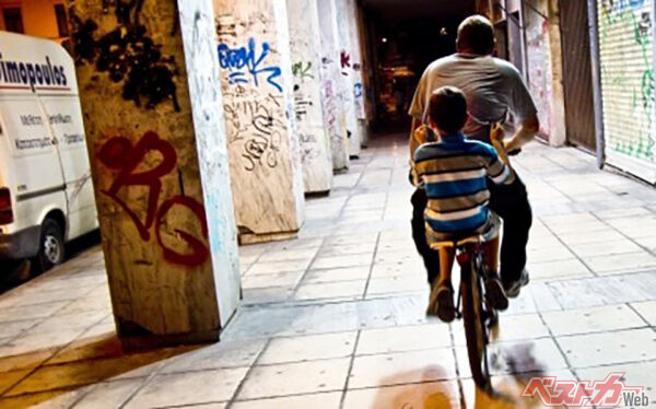 6歳未満でも安全基準を満たしたチャイルドシートを使用する以外は二人乗り禁止