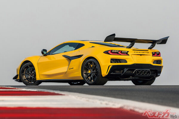 大型のリアウイングをはじめとするカーボン製の空力パーツが追加で装備されているのが外観上の特徴。最高速度時には約544kgものダウンフォースを発生する