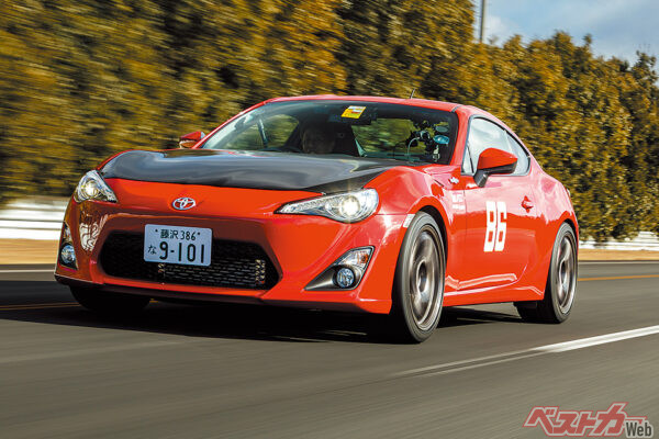 トヨタ 86 GT(カーナンバー86)。現行型であるGR86の先代となる初代トヨタ 86 GTがベース。ドライバーは言わずと知れた片桐夏向