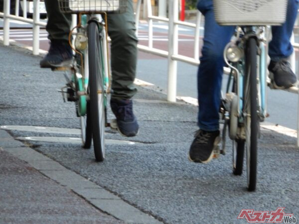 自転車は原則、車道を走るのがルールです（例外あり）