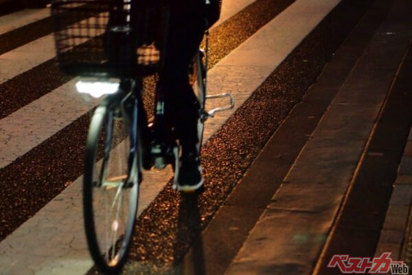ライトをつけることはもちろん、反射材の備えも忘れずに