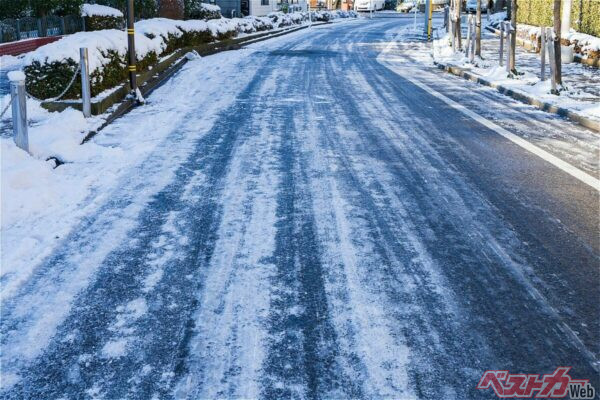 雪が降れば運転にも注意するが、雨が凍った路面は凍結が判別しにくい（k_river@Adobestock）