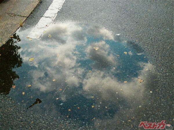 非降雪地では水たまりが凍結して挙動を乱すことも多い（apoptosis@Adobestock）