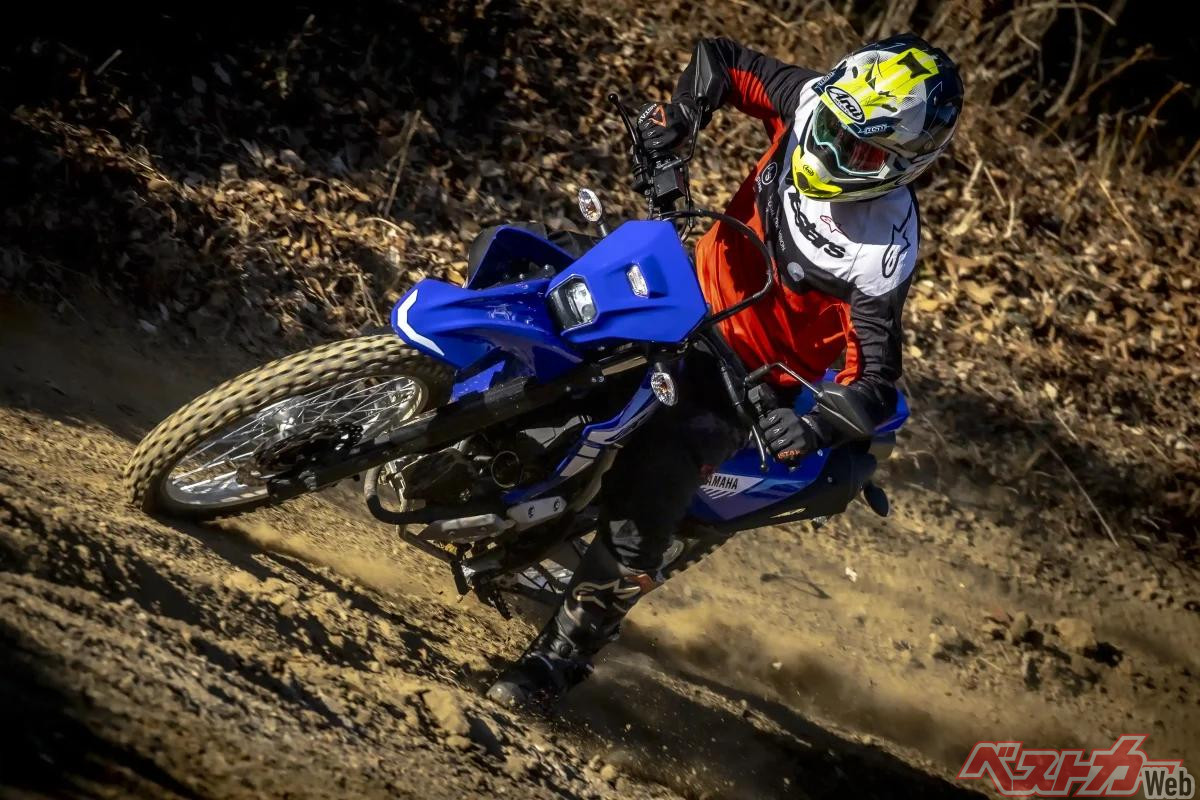 フルサイズのオフロードマシンらしくしっかり遊べる「WR125R」。写真は「WR125R」でオフロードコースを走る谷田貝 洋暁。