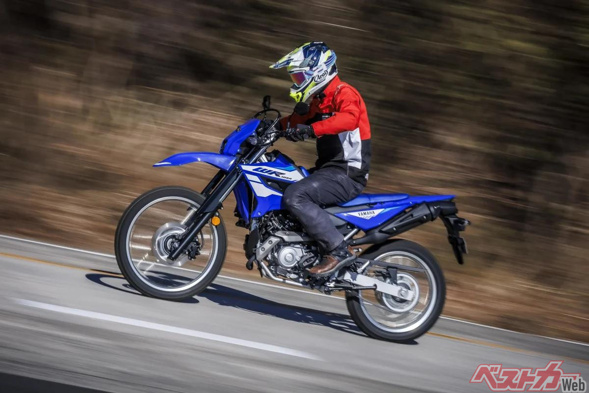 VVAの効用で8000rpmあたりからググッとトルクが増して加速する「WR125R」。写真は「WR125R」で舗装路を走るフリーランスライターの谷田貝 洋暁。