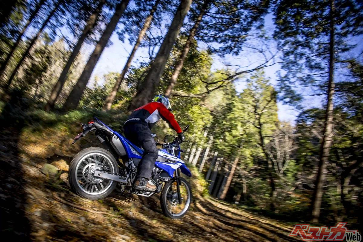 250ccクラスに比べ軽くコンパクトな「WR125R」の車体は狭い林道などでの取り回しも楽々。写真は「WR125R」で林道を走行するフリーランスライターの谷田貝 洋暁。